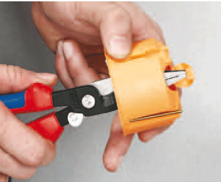 Knipex - 13 82 - Pince universelle d'électricien - 6 fonctions - n°2 - 13 82 - EAN 4003773075080 - Bugnard.ch