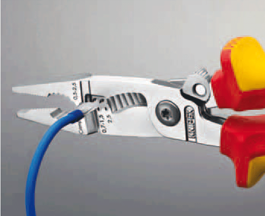 Knipex - 13 82 - Pince universelle d'électricien - 6 fonctions - n°3 - 13 82 - EAN 4003773075080 - Bugnard.ch