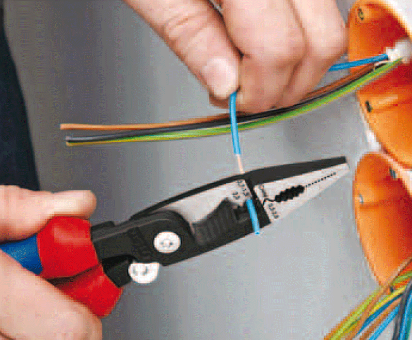 Knipex - 13 82 - Pince universelle d'électricien - 6 fonctions - n°4 - 13 82 - EAN 4003773075080 - Bugnard.ch