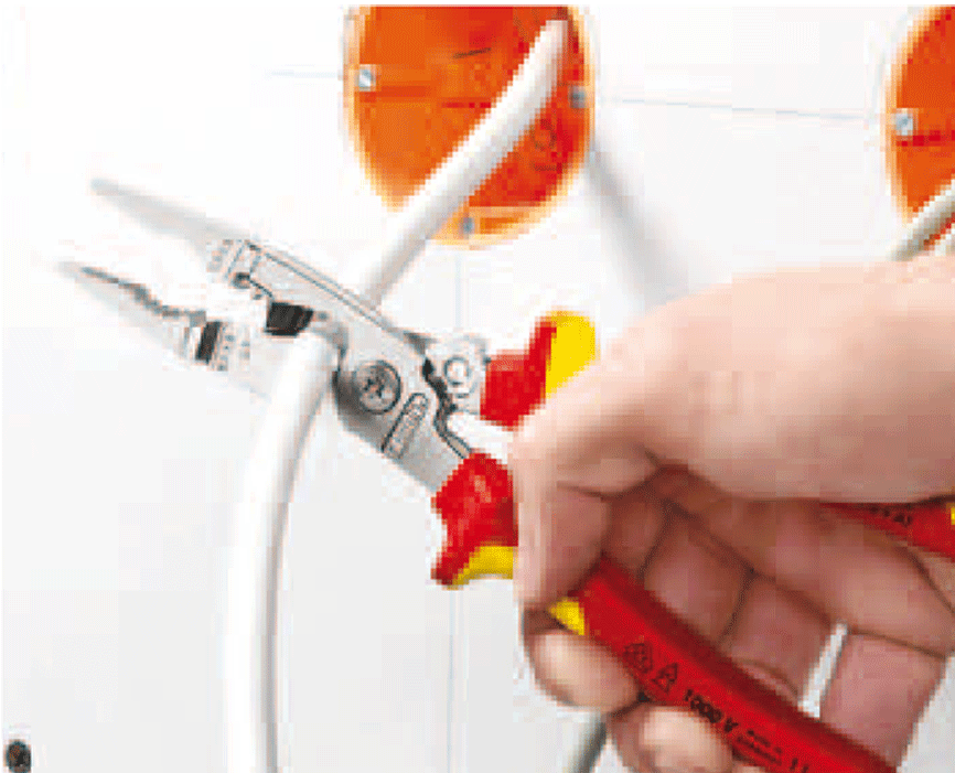 Knipex - 13 82 - Pince universelle d'électricien - 6 fonctions - n°5 - 13 82 - EAN 4003773075080 - Bugnard.ch